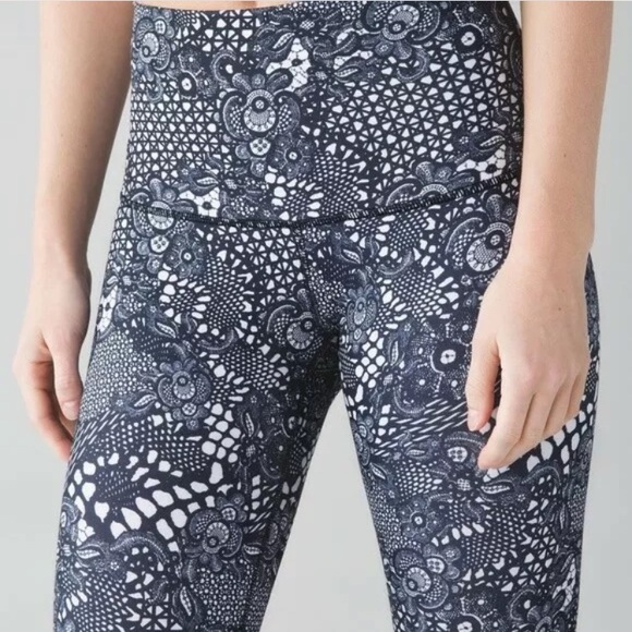 LULULEMON Pretty Lace Black White WUNDER UNDER Lattice Floral Crop Leggings Sz 6 - Picture 5 of 15